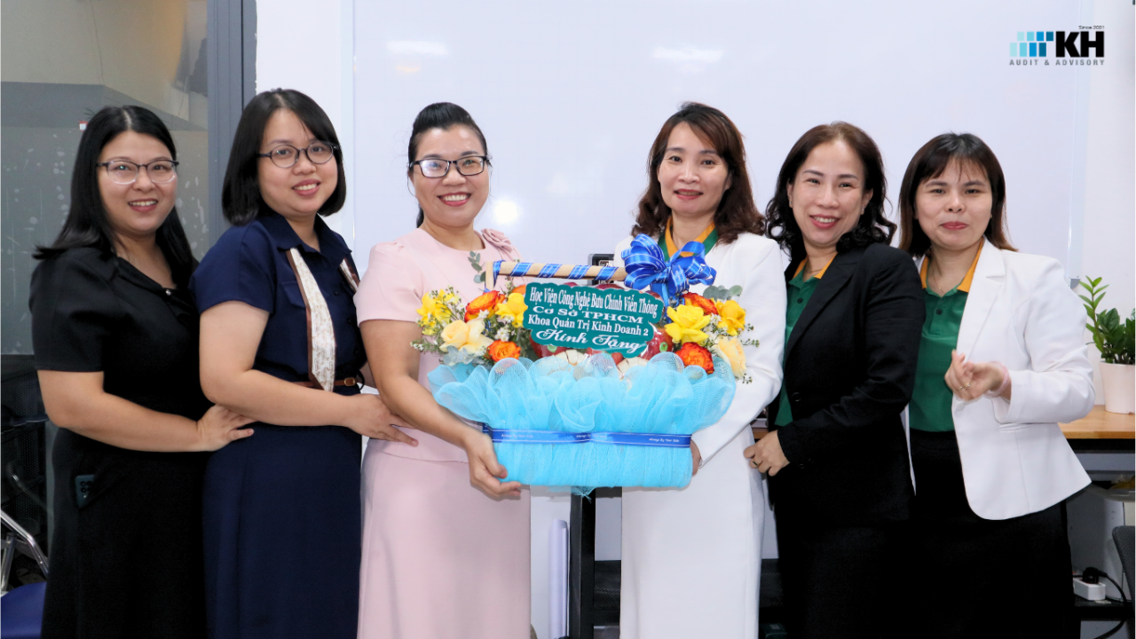 Quầ lưu niệm của nhà trường cho các cán bộ của Kế toán KH